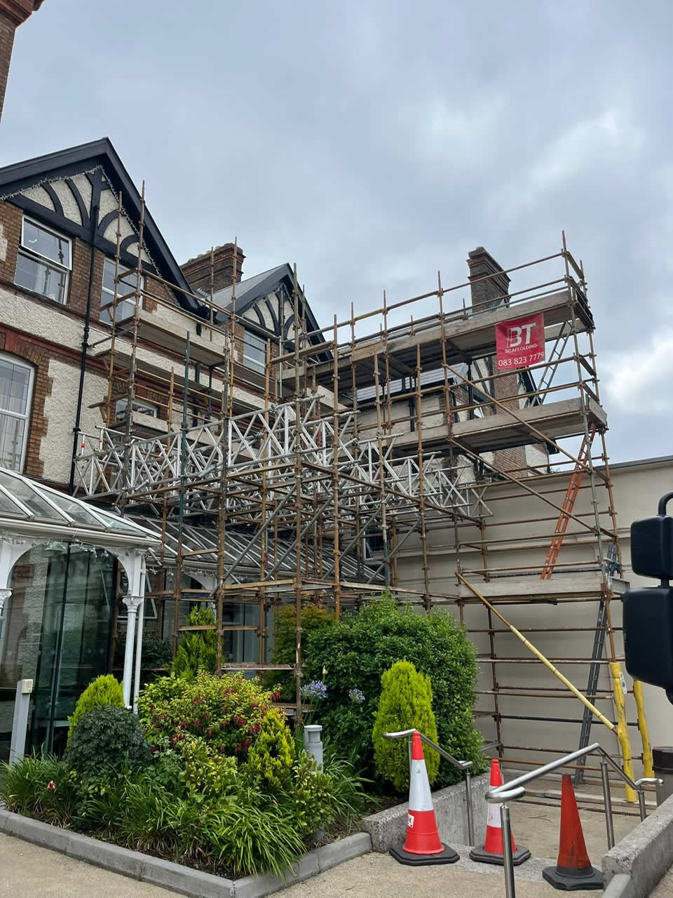 Cantilever Scaffolding Protects Glass Sunroom During Plastering